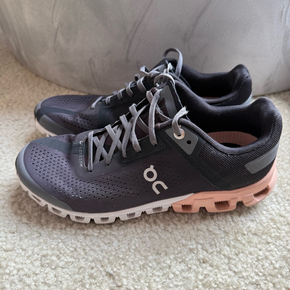 On Running Women’s Sneakers in Charcoal and Blush